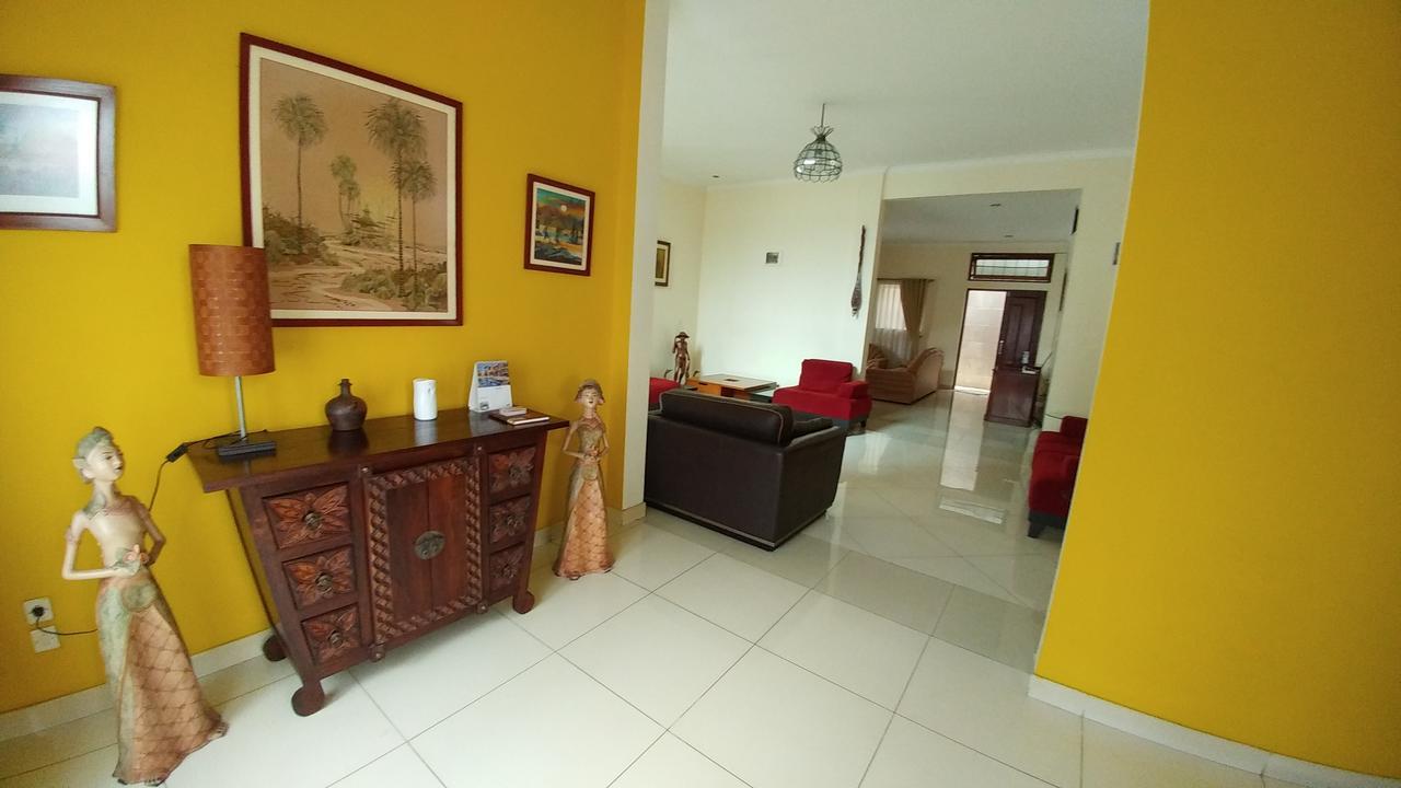 Villa Rumah Ibu Dago Bandung Buitenkant foto